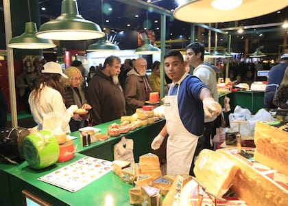 Quesos, salames y otros embutidos eran ayer los productos más buscados en la feria