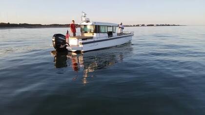 Quien alquila el bote se encarga del capitán y por consecuencia, el mantenimiento y limpieza
