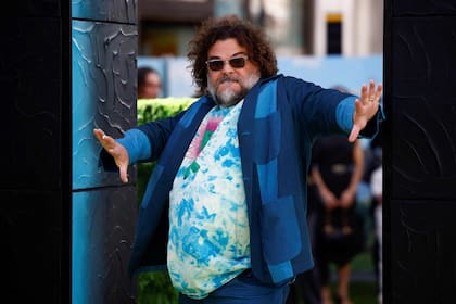 Quien dio que hablar por su vestuario fue Jack Black. Fiel a su estilo, el actor apostó por el color con un traje fuera de lo común que combinó con una remera batik y zapatillas al tono. Sin dudas, uno de los más aplaudidos de la red carpet