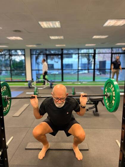 Quien entra al consultorio de Zamboni ejercita descalzo asistido por alguien que le corrige la postura al milímetro, graduando el uso del peso