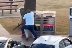 Quién es el "héroe" que frenó a uno de los atacantes en el tiroteo de la playa Bondi en Australia