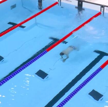 Quién es el misterioso hombre que nadó en la piscina de natación en los JJOO