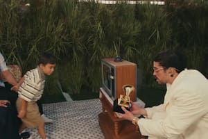 Quién es el niño de origen argentino al que Bad Bunny le dio su Grammy en el show del medio tiempo