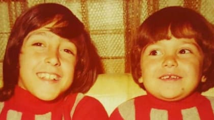 ¿Quién es el pequeño que posa junto a su hermano menor?