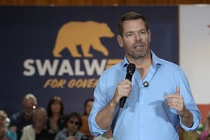 El candidato que busca destronar a Newsom y promete defender a los migrantes del ICE