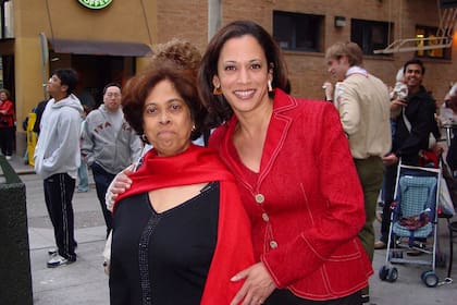 Kamala Harris junto a su madre en el 2007