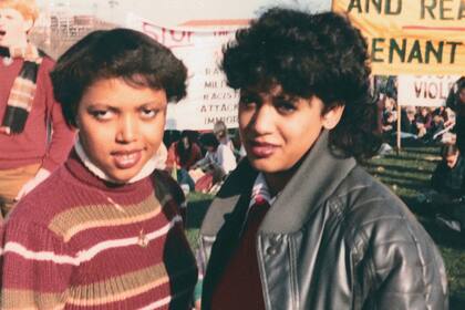 En noviembre de 1982 junto a Gwen Whitfield en una protesta contra el apartheid durante su primer año en la Universidad Howard en Washington