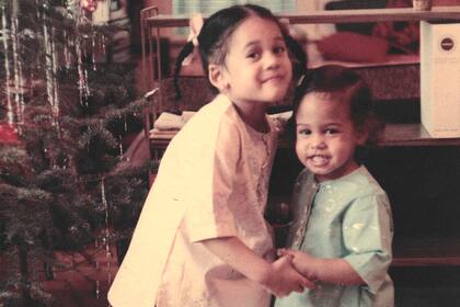 Junto a su hermana Maya en 1968