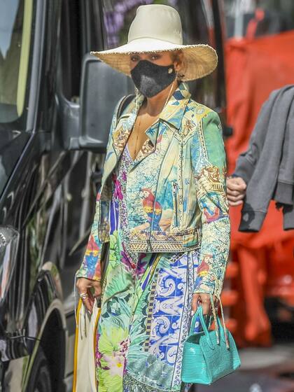 ¿Quién es? Parte II: Jennifer Lopez y un look, cuanto menos, llamativo y con el toque acorde a la pandemia