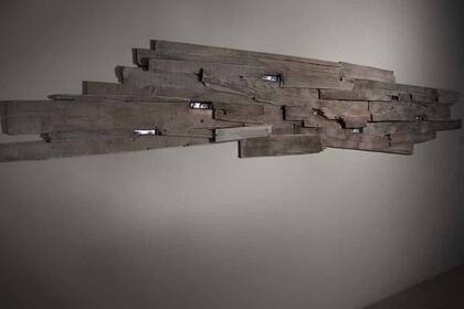 ¿Quién es quién? Esta pregunta constante en su obra se retoma en Esperando a los bárbaros, variante de la instalación que Sacco realizó en la Bienal de Venecia en 2001