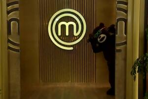 ¿Quién fue el jurado de MasterChef Celebrity (Telefe) que asustó a los concursantes vestido de oso? (Crédito: Captura de video Telefe)
