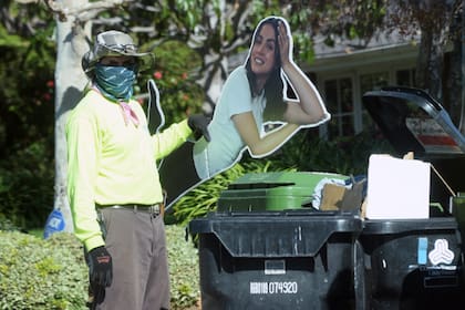 La gigantografía de la actriz, a la basura, una de las postales de la ruptura