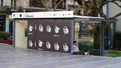 "¿Quién fue?", pregunta la obra de Graciela Sacco, en la fachada del espacio de exposiciones Subte, de Montevideo