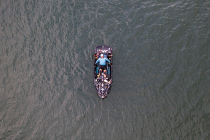 "Quien no arriesga, no cruza el mar", dice, con pasión, Álvaro, quien en sus charlas apunta a los jóvenes. Acá, una vista aérea de Numancia, la moto de agua de tres metros de eslora con la que navega.