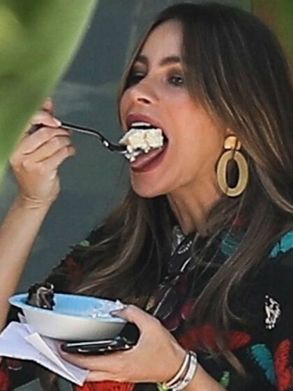 ¿Quién no ha tenido hambre en medio del trabajo? Sofía Vergara se tomó un break del rodaje de Modern Family para disfrutar de un rico almuerzo