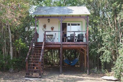 "¿Quién no soñó con tener una casita en el árbol?". Así surgió la idea de las cabañas que le dieron un sustento para poder vivir en Colonia del Sacramento.