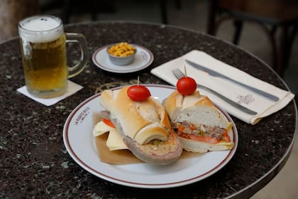 Quien prueba el sánguche de matambre queda asombrado por su tamaño y sabor