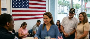 Uscis evalúa caso por caso quién debe irse para tramitar la green card