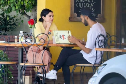 ¿Quién será el misterioso hombre con el que desayuna Selena Gomez?