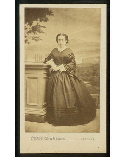 “¿Quién sino ella podía entender lo que significaba perder a un padre, la tierra amada, sufrir el destierro y las despedidas para siempre? En carne propia había transitado el desgarro de la muerte de todos sus hermanos, la congoja de su madre, la pérdida de amistades y el desarraigo..."