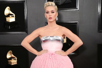 Quien también eligió el rosa fue Katy Perry, cuyo vestido fue objeto de memes en las redes sociales; la cantante formó parte del tributo a Dolly Parton