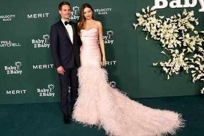 Quien también estuvo en el evento fue la exmujer del actual marido de Katy Perry, Miranda Kerr. La modelo australiana posó con su pareja, Evan Spiegel, enfundada en un vestido rosa con una imponente cola de Pamella Roland