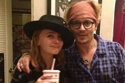 Quién tuviera un padre así, ¿no?Lily, junto a papá Johnny