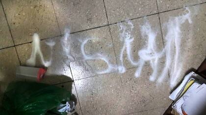 Quien atacó a Cartasegna escribió en el piso de la oficina del fiscal, con azúcar, el nombre de Nisman