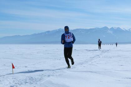 Quienes corren la Baikal Ice Marathon deben cubrir los 42 km en seis horas. Aquellos que no hayan hecho al menos 21 km en 4 horas, quedan descalificados, para evitar congelarse.