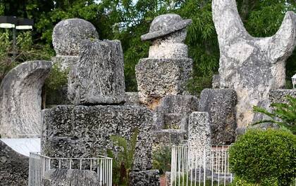 Quienes desean visitar el castillo de coral, ubicado en encuentra en 28655 South Dixie Highway en Homestead (a unos 45 minutos de Miami), pueden hacer uso de la audio guía para conocer con más profundidad toda la historia.