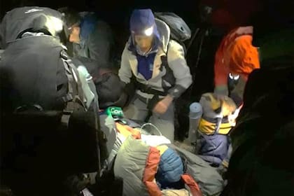 Quienes integraron el rescate se turnaron para ayudar a Analía a descender "a pulso", es decir, llevando la camilla en la que la acostaron