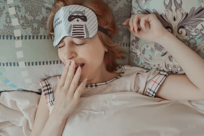 Quienes prefieren dormir boca arriba deben enfocarse en la alineación de su cuerpo