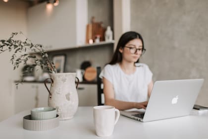 Quienes presten servicios de doulas deberán inscribirse en el Registro de Proveedores del Estado de manera virtual. (Canva)