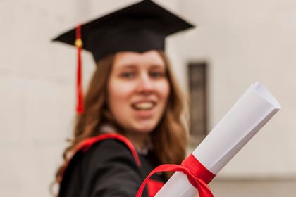 Quienes reciben el beneficio deben residir y trabajar en Nueva York por un período equivalente a los años en que usaron la beca