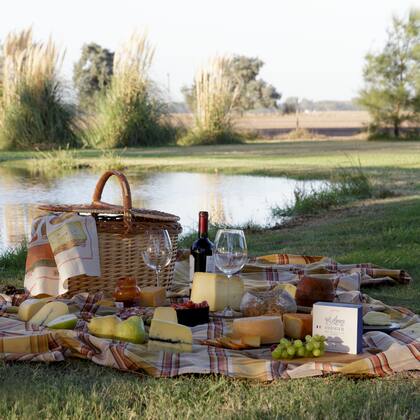 Su abuelo llegó refugiándose de la Guerra Civil Española y empezó en Suipacha la marca que hoy recrea decenas de quesos franceses 16 Quienes se acercan a conocer la fábrica suelen tomar la propuesta Picnic frente al lago.
