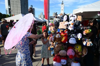 Quienes se acercan a la Plaza Moreno para celebrar el Año Nuevo Chino encuentran stands con productos, artesanías y gastronomía típica