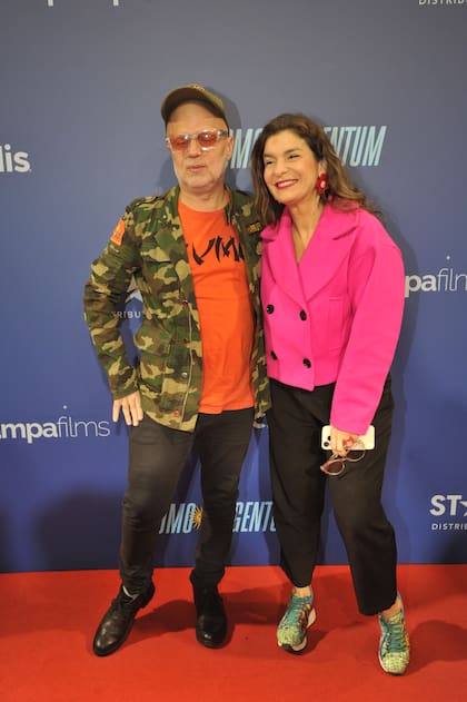 Quienes se destacaron por su humor, sus risas y los llamativos tonos de sus respectivos outfits fueron Sebastián Wainraich y Dalia Gutmann