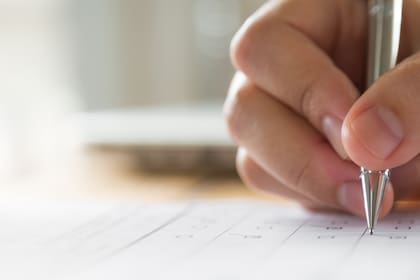 Quienes superan ciertas edades y acumulan años de residencia pueden acceder a beneficios durante el proceso de naturalización