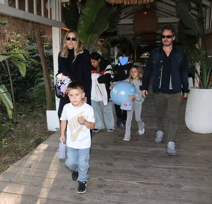 Quienes tampoco quisieron perderse el festejo fueron Amancio y Magnolia, los hijos de Benjamín Vicuña, ex de Pampita, y de la China Suárez. Los niños llegaron de Turquía el viernes por la noche y al día siguiente se mostraron entusiasmados en la celebración de Ana. En la foto, también se puede ver a Anita Espasandin, pareja del actor