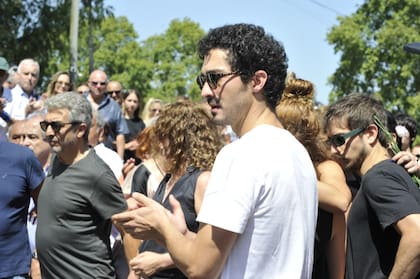 "Quiero agradecer a todos los que estuvieron presentes física y espiritualmente ayer y hoy en la despedida de mi tía Alejandra Darín. Son muchas las personas que nos acompañaron en este doloroso momento y estoy muy emocionado por el cariño y el respeto recibido. Gracias", escribió Chino Darín, sobrino de Alejandra, en sus redes sociales