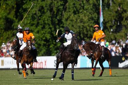 "Quiero jugar con mis hijos y ocuparme un poco más de su polo", justificó Merlos