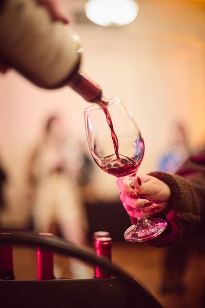 Quiero Otra Copa propone una recorrida por stands de bodegas y destilerías participantes, con representantes de cada marca