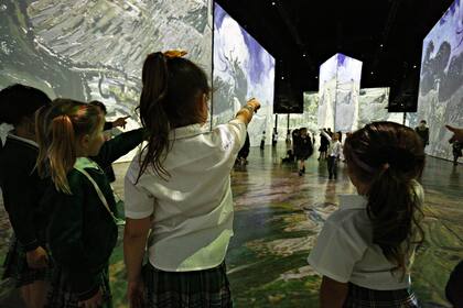 "¡Quiero que me enseñe a pintar y que me regale un cuadro!", expresa uno de los jovencísimos visitantes