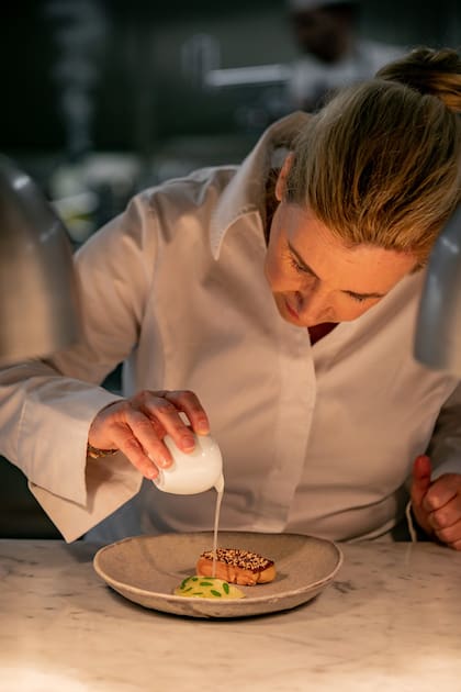 “Quiero que mis comensales se sientan como en su propiaa mesa", dice la chef Darroze