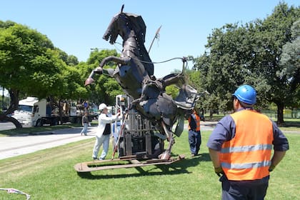 Quijotes de Regazzoni montados en el Paseo de las Esculturas en la exposición de 2014