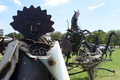 Quijotes de Regazzoni montados en el Paseo de las Esculturas en la exposición de 2014