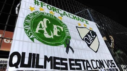 "Quilmes está con vos", la bandera en la cancha del cervecero