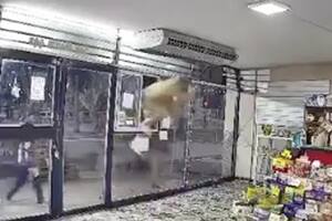 Quilmes: simuló ser cliente de un kiosco, pero se metió por una ventana y se cruzó a los golpes contra el trabajador para robarle