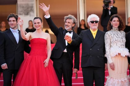 Quim Gutiérrez, Aitana Sánchez-Gijón, Leonardo Sbaraglia, Pedro Almodóvar, y Bárbara Lennie, parte de el equipo de Amarga Navidad