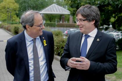 Quim Torra, presidente de Cataluña, y Carles Puigdemont, el líder en el exilio, ambos con cintas amarillas en sus solapas